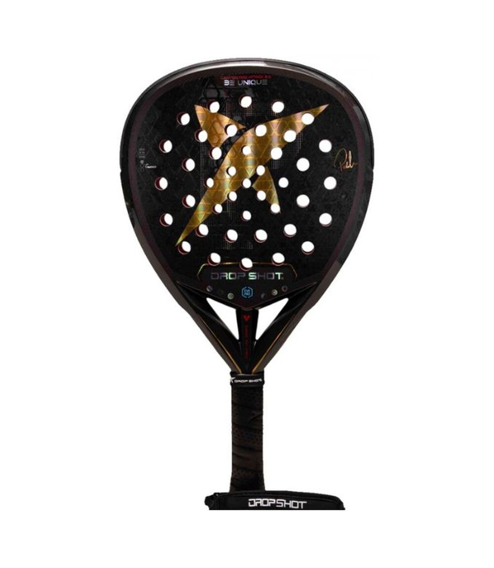 canyonproattack2 راکت پدل Drop Shot Canyon Pro Attack 2.0 یکی از نمادینترین و محبوبترین مدلهای کالکشن دراپ شات است که در نسخه 2026 با فناوریهای بروزتر، بازگشته است. این راکت با همکاری پابلو لیما، سفیر برند دراپ شات، طراحی شده و برای بازیکنانی ساخته شده است که به دنبال قدرت، کیفیت ساخت ممتاز و عملکردی در سطح رقابتهای حرفهای هستند.