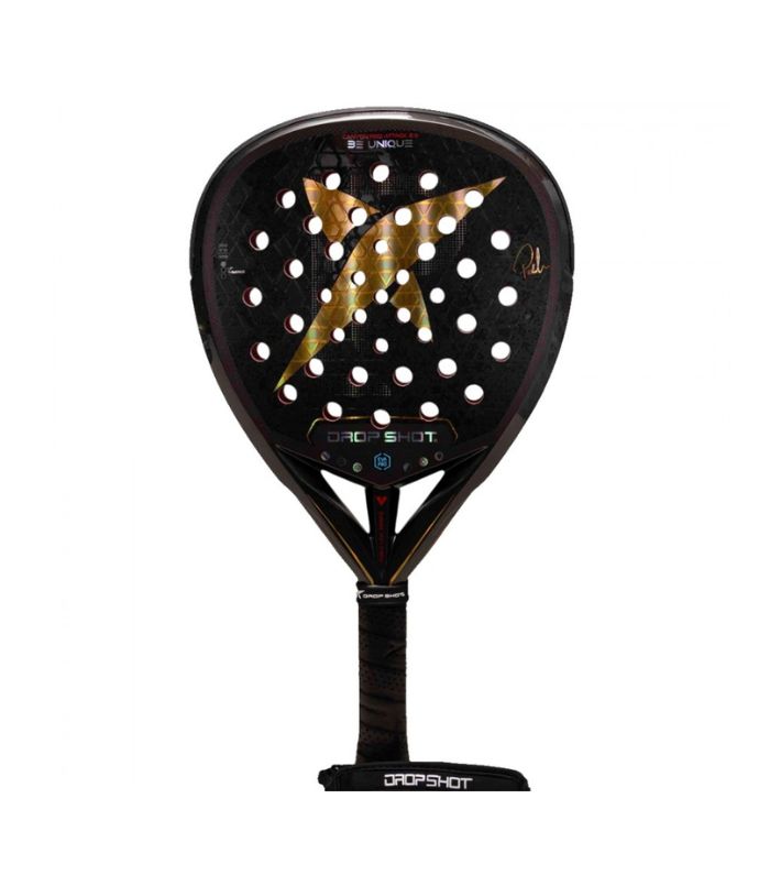 canyonproattack2 راکت پدل Drop Shot Canyon Pro Attack 2.0 یکی از نمادینترین و محبوبترین مدلهای کالکشن دراپ شات است که در نسخه 2026 با فناوریهای بروزتر، بازگشته است. این راکت با همکاری پابلو لیما، سفیر برند دراپ شات، طراحی شده و برای بازیکنانی ساخته شده است که به دنبال قدرت، کیفیت ساخت ممتاز و عملکردی در سطح رقابتهای حرفهای هستند.