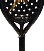 راکت پدل Drop Shot Canyon Pro Attack 2.0 یکی از نمادینترین و محبوبترین مدلهای کالکشن دراپ شات است که در نسخه 2026 با فناوریهای بروزتر، بازگشته است. این راکت با همکاری پابلو لیما، سفیر برند دراپ شات، طراحی شده و برای بازیکنانی ساخته شده است که به دنبال قدرت، کیفیت ساخت ممتاز و عملکردی در سطح رقابتهای حرفهای هستند.